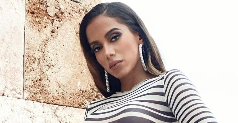 Anitta aposta em look transparente e grifado em premiação - Reprodução/Instagram