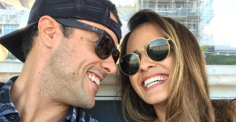 Marcella Fogaça e Joaquim Lopes surgem caminhando na praia - Reprodução/Instagram