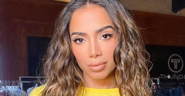 Anitta ostenta curvas esculturais em clique sensual na cama - Foto/Instagram