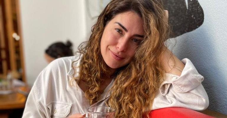 Fernanda Paes Leme aproveita luz natural para fazer pequena sessão de fotos na sala de sua casa - Reprodução/Instagram