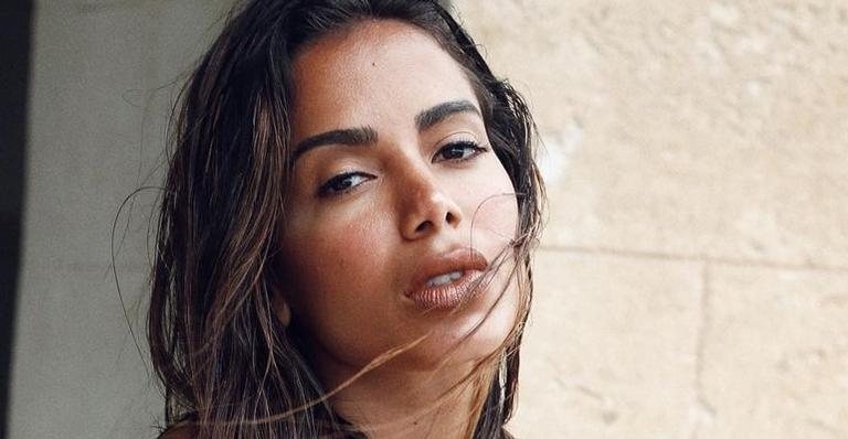 Anitta exibe bumbum gigante com maiô fio dental - Reprodução/Instagram