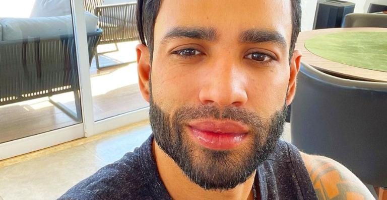 Gusttavo Lima exibe sorriso impecável ao tirar selfie em frente à entrada monumental de sua mansão - Reprodução/Instagram