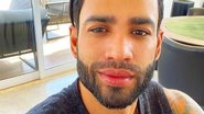 Gusttavo Lima exibe sorriso impecável ao tirar selfie em frente à entrada monumental de sua mansão - Reprodução/Instagram