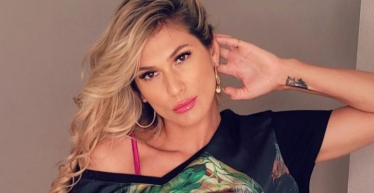 Lívia Andrade aposta em micro top e saia com fenda poderosa - Reprodução/Instagram