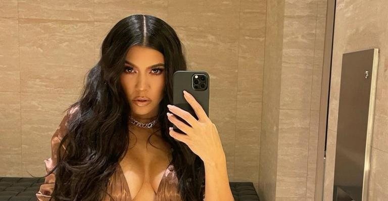 Kourtney Kardashian exibe curvas em clique sensual de maiô - Foto/Instagram