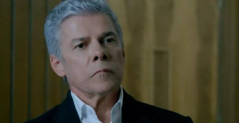 Cláudio se choca ao ver ex-amante como mendigo em 'Império' - Divulgação/TV Globo