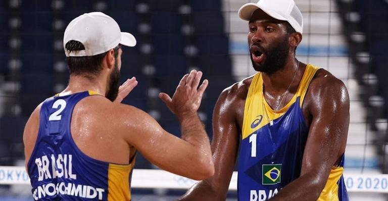 Evandro e Bruno Schmidt celebram classificação nos Jogos - Crédito: Sean M. Haffey/Getty Images