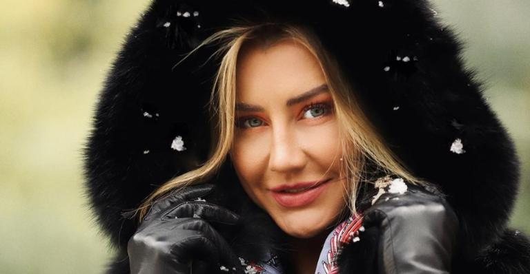 Ana Paula Siebert aposta em acessório grifado ao brilhar com look invernal - Reprodução/Instagram