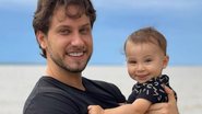 Eliéser Ambrósio toma banho com Bento no colo e fãs elogiam - Reprodução/Instagram