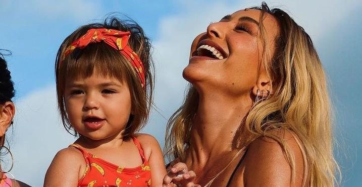 Sabrina Sato posta cliques com Zoe na praia e encanta - Reprodução/Instagram