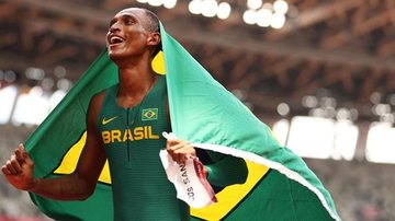 Alison Dos Santos celebra bronze na Olimpíada de Tóquio - Crédito: David Ramos/Getty Images