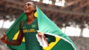 Alison Dos Santos celebra bronze na Olimpíada de Tóquio - Crédito: David Ramos/Getty Images