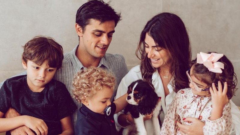 Felipe Simas cita linda reflexão ao resgatar um belíssimo registro ao lado da esposa, Mariana Uhlmann e da filha, Maria - Reprodução/Instagram/Babuska Fotografia