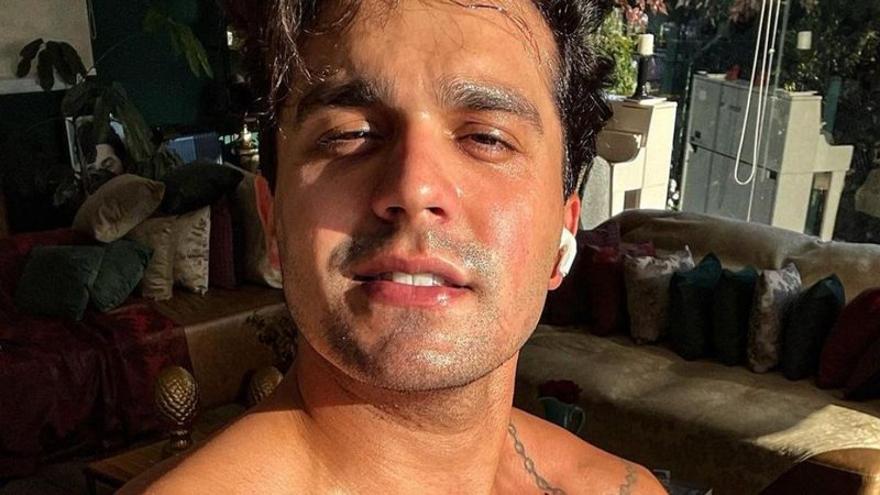 De cueca, Luan Santana esbanja boa forma enquanto toma Sol - Reprodução/Instagram