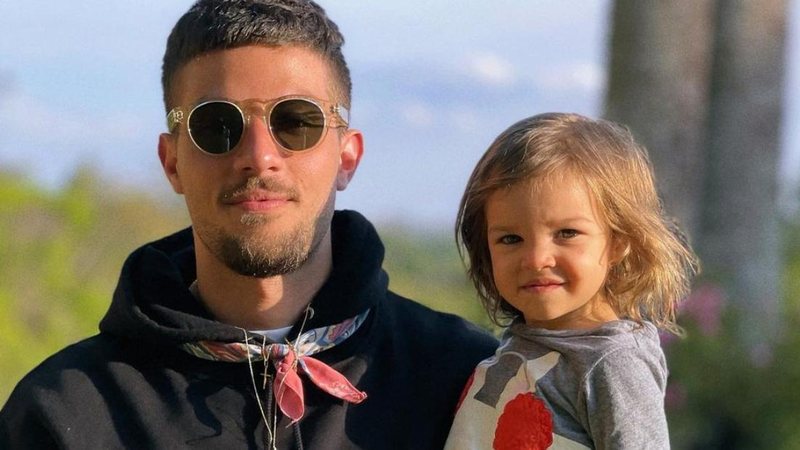 Chay Suede posta foto fofa com a filha, Maria, e se derrete - Reprodução/Instagram