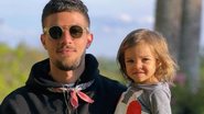 Chay Suede posta foto fofa com a filha, Maria, e se derrete - Reprodução/Instagram