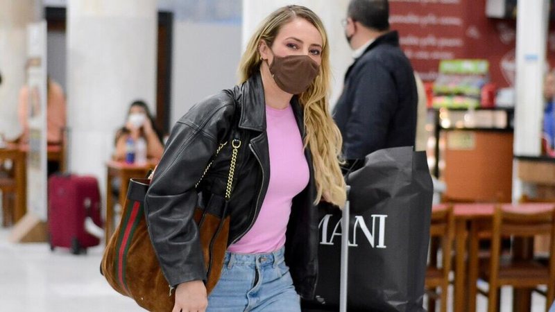 Paolla Oliveira esbanja estilo em aeroporto - AgNews