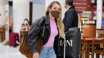 Paolla Oliveira esbanja estilo em aeroporto - AgNews