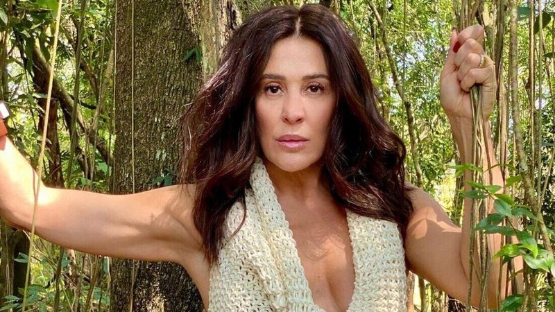 Claudia Raia rouba a cena ao surgir com vestido transparente - Ale de Souza