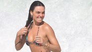 Isis Valverde na praia da Barra da Tijuca, no Rio de Janeiro - AgNews