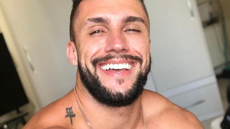 Arthur Picoli surge descamisado após o treino na academia - Reprodução/Instagram