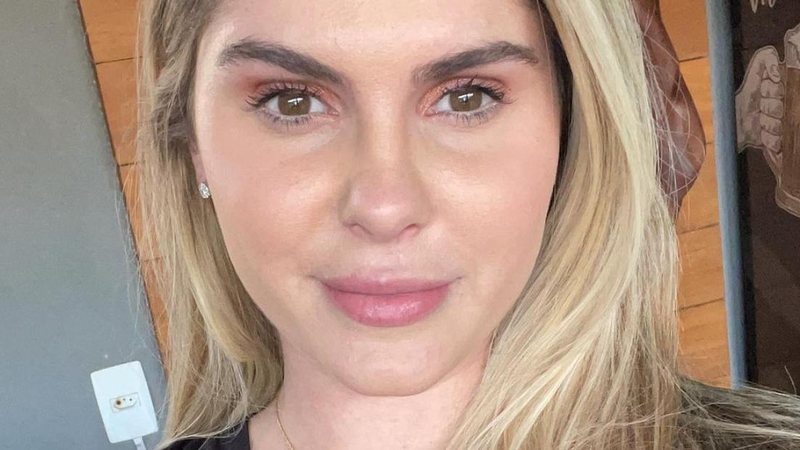 Só de maiô preto, Bárbara Evans curte passeio de lancha - Reprodução/Instagram