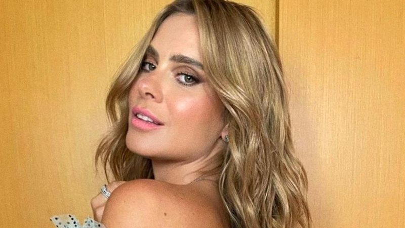 Carolina Dieckmann se exibe de biquíni em frente ao espelho - Reprodução/Instagram