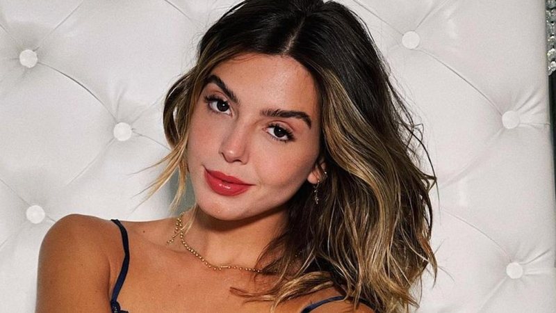 Giovanna Lancellotti deixa a camisa aberta em look colorido - Reprodução/Instagram