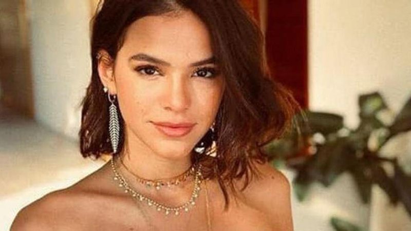 De top e mini saia, Bruna Marquezine mostra as curvas - Divulgação/Instagram