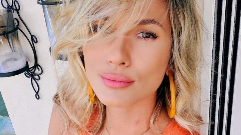 De biquíni, Lívia Andrade se refresca com banho de mangueira - Reprodução/Instagram