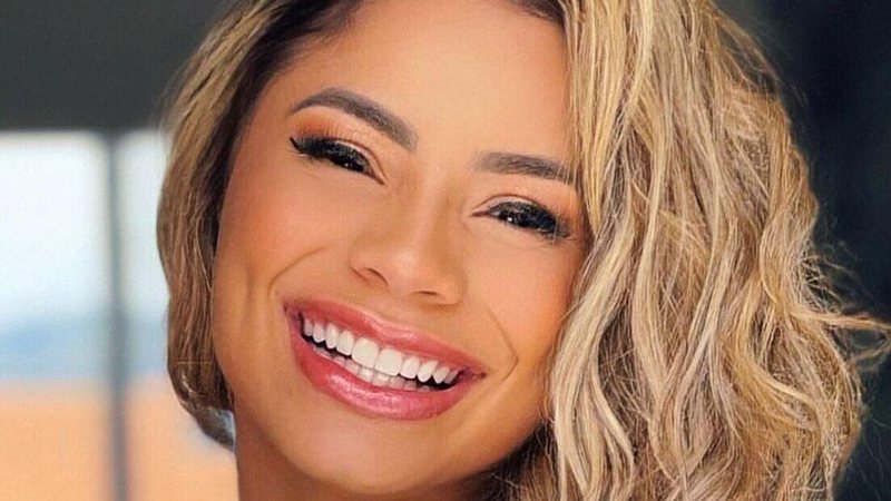 Lexa só de surge de blazer aberto nas redes sociais - Divulgação/Instagram