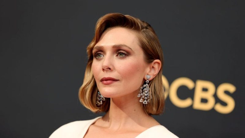 Elizabeth Olsen usa look assinado pelas irmãs, Mary-Kate e Ashley, no Emmy 2021 - Rich Fury/Getty Images