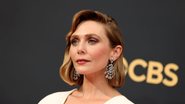 Elizabeth Olsen usa look assinado pelas irmãs, Mary-Kate e Ashley, no Emmy 2021 - Rich Fury/Getty Images