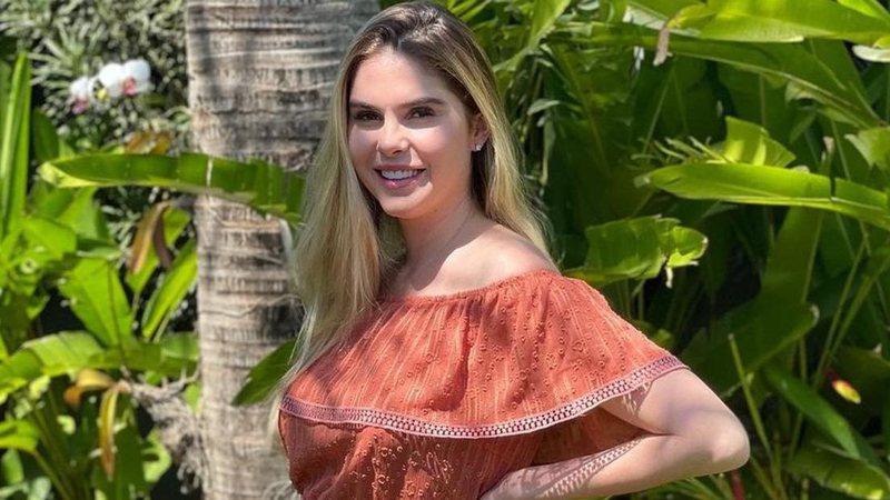 Bárbara Evans mostra a barriguinha em fotos no espelho - Reprodução/Instagram