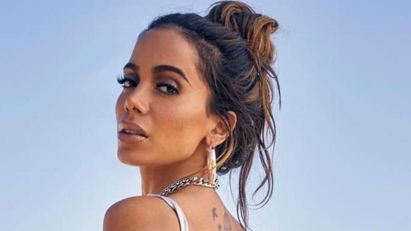 De topless, Anitta renova o bronzeado só com biquíni fio - Reprodução/Instagram