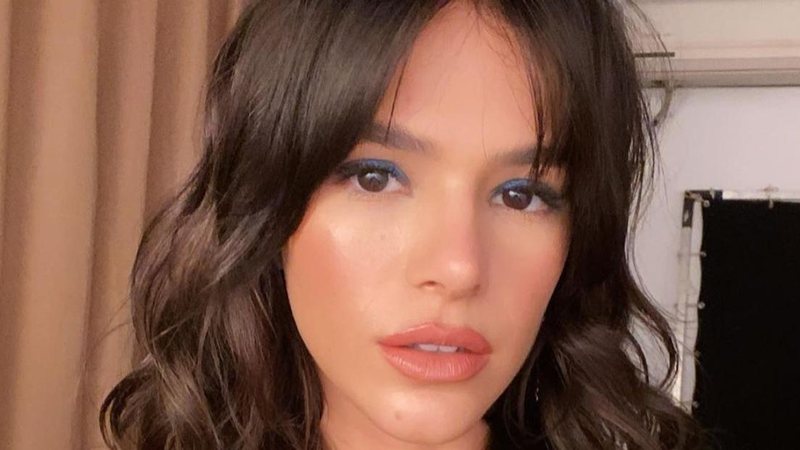 Deslumbrante, Bruna Marquezine deixa o roupão cair nos ombro - Reprodução/Instagram