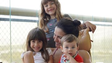 Kyra Gracie exibe perrengues com os filhos durante voo - Reprodução/Instagram