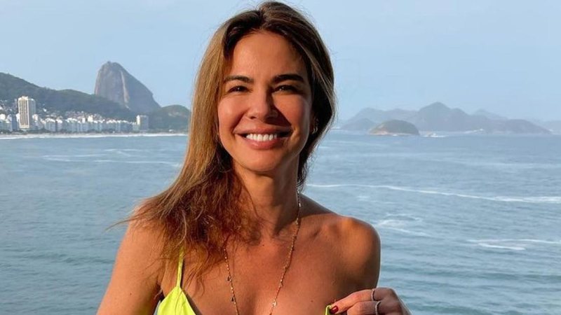 De biquíni, Luciana Gimenez exibe abdômen sarado na praia - Reprodução/Instagram