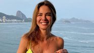 De biquíni, Luciana Gimenez exibe abdômen sarado na praia - Reprodução/Instagram