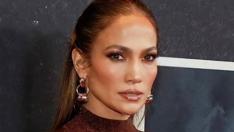 Jennifer Lopez elege look elegante e sensual para premier - Reprodução/Instagram/Getty Images