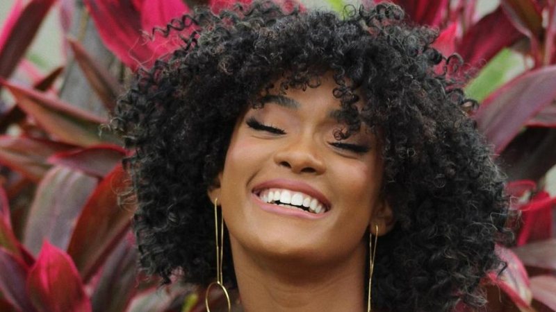 Erika Januza exibe corpo escultural de biquíni na piscina - Reprodução/Instagram