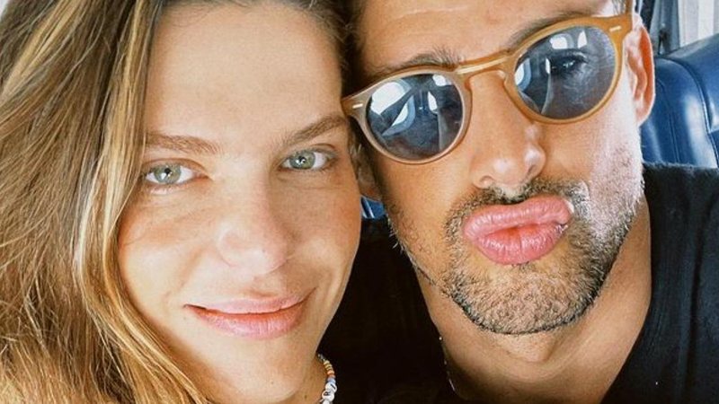 Cauã Reymond faz biquinho em foto com a mulher, Mariana Goldfarb, nas Maldivas - Reprodução/Instagram