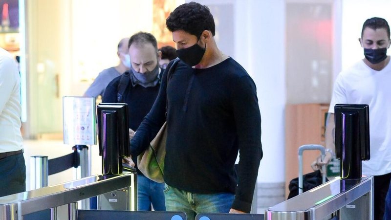 Cauã Reymond no aeroporto Santos Dumont, no Rio de Janeiro - Webert Belicio/Agnews