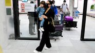 Sabrina Sato e Zoe desembarcando em aeroporto no Rio de Janeiro - Webert Belicio/AgNews