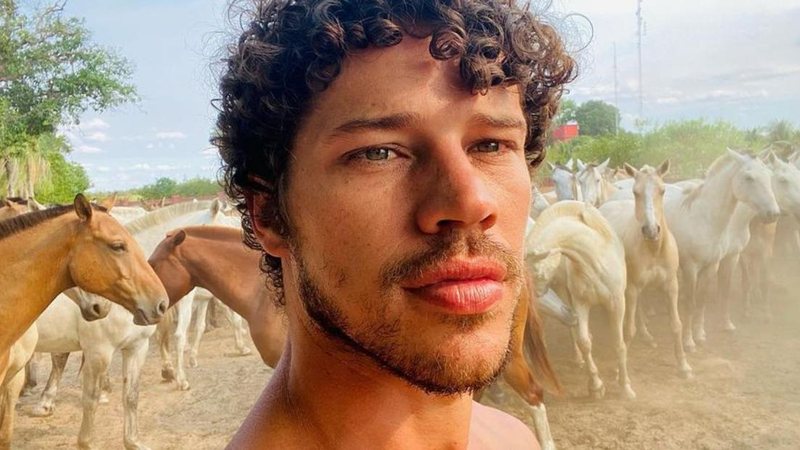 Descamisado, José Loreto anda a cavalo no Pantanal - Reprodução/Instagram