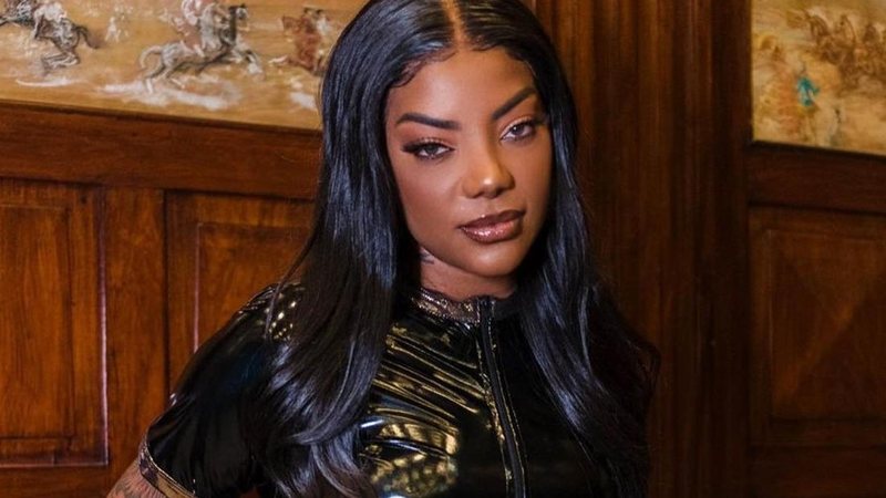 Ludmilla surge ao redor de seus quadros de platina em fotos nas redes - Reprodução/Instagram