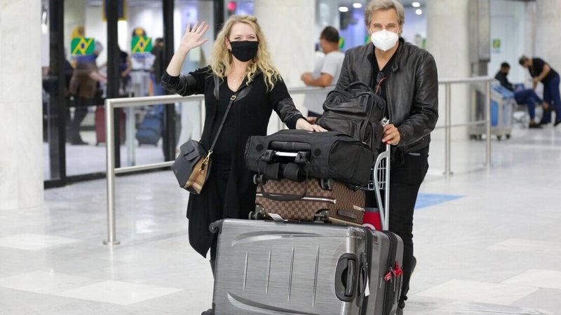 Karin Roepke e Edson Celulari no aeroporto Santos Dumont no Rio de Janeiro - Victor Chapetta/ Agnews