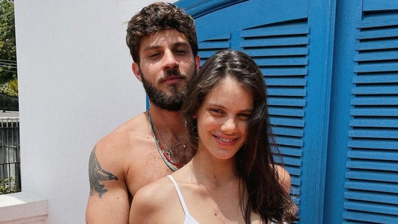 Chay Suede posa com o barrigão da esposa, Laura Neiva - Reprodução/Instagram