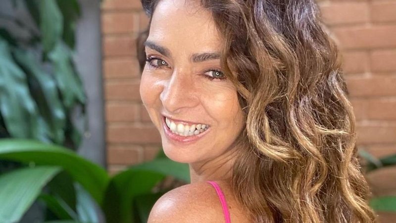 Claudia Ohana esbanja curvas esculturais em maiô branco - Reprodução/Instagram