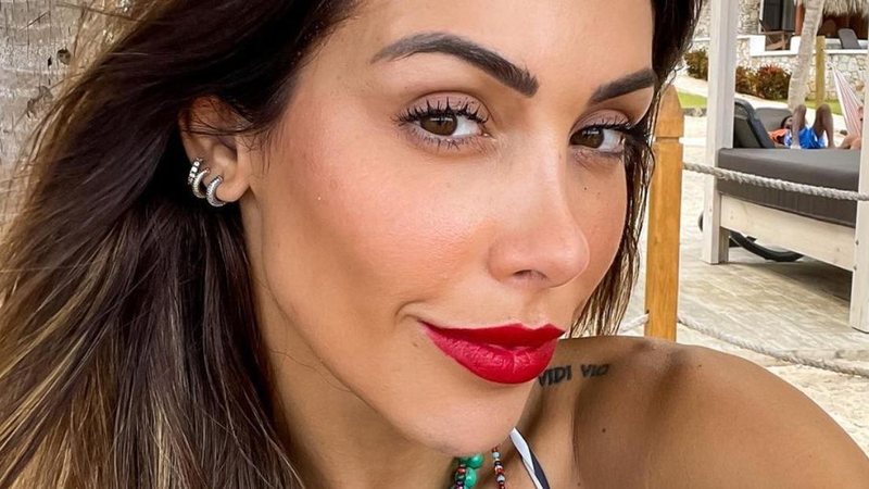 Fazendo yoga de biquíni, Bella Falconi exibe corpo sarado - Reprodução/Instagram